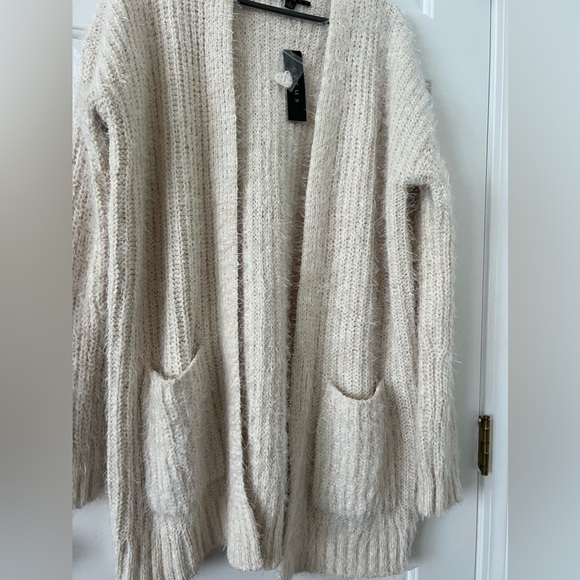 Cyrus sweater NWT - Picture 4 of 4